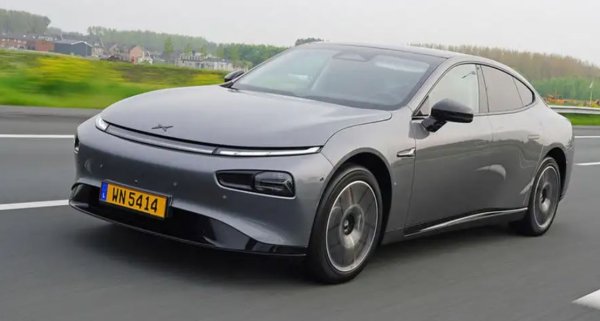 Отговорът на Китай на Tesla Model 3 идва от компания, която тихо се разшири в Европа през 2021 г., с планове да навлезе във Великобритания в близко бъдеще.

P7 е вдъхновен до голяма степен от американския си конкурент. Така че това е лимузина с варианти със задвижване на задните колела и задвижване на четирите колела и се предлага с различни размери на батерията и опции за мощност. Впечатлява версията Performance с 466 к.с. и пробег от около 600 км.

Но тук не става въпрос само за числата. Кормилната уредба предлага плавност при управление, която липсва на някои по-нови марки автомобили.
